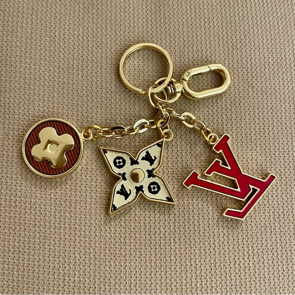 UNBRANDED Accessories - Elegant Gold and Red Monogram Key Holder